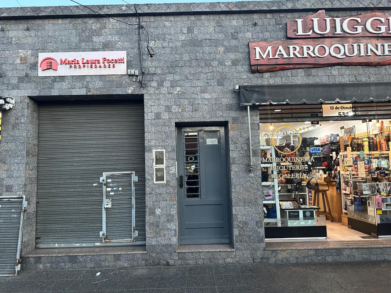Puerta gris de entrada al consultorio